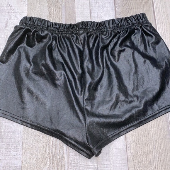 Little girls size XLarge faux leather black shorts - Picture 3 of 4